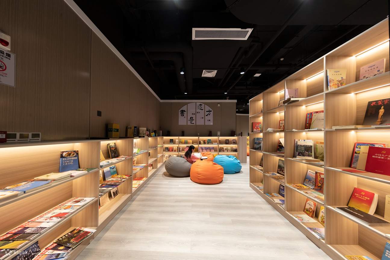 In the corner of more than 100 selected books, you can choose a favorite book, lean on the sofa and let your mind fly freely among the words.